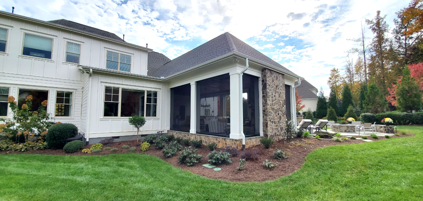 Screened porch fitted with a retractable screen system